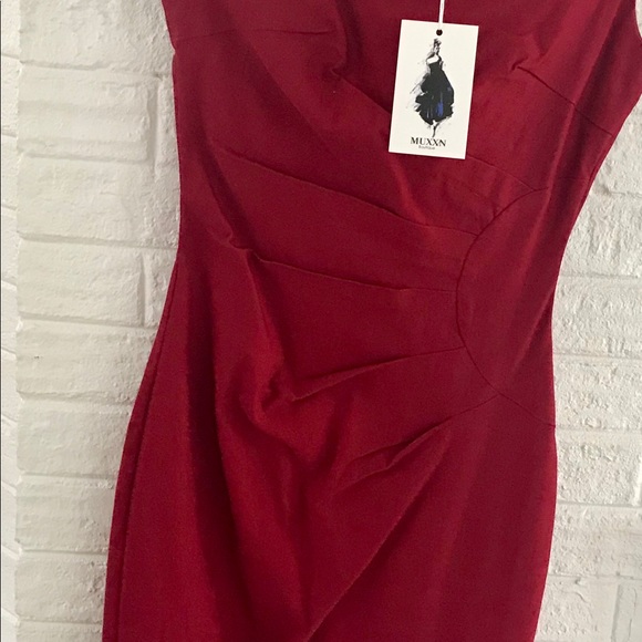 asymmetric sheath in cranberry - Picture 5 of 7